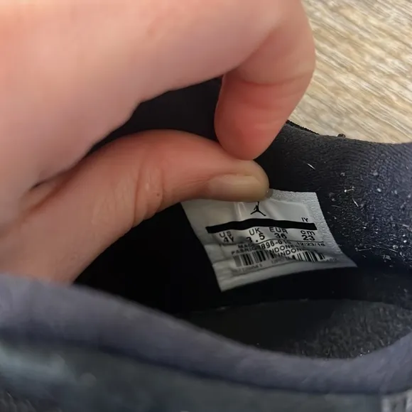 Boys 4Y Jordan 11 Retro Low Barons 2017