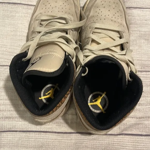 Boys Nike Air Jordan 1 mid se brown elephant size 4