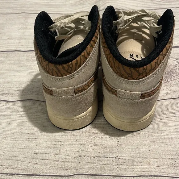 Boys Nike Air Jordan 1 mid se brown elephant size 4