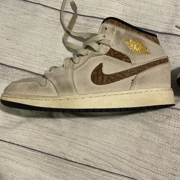 Boys Nike Air Jordan 1 mid se brown elephant size 4