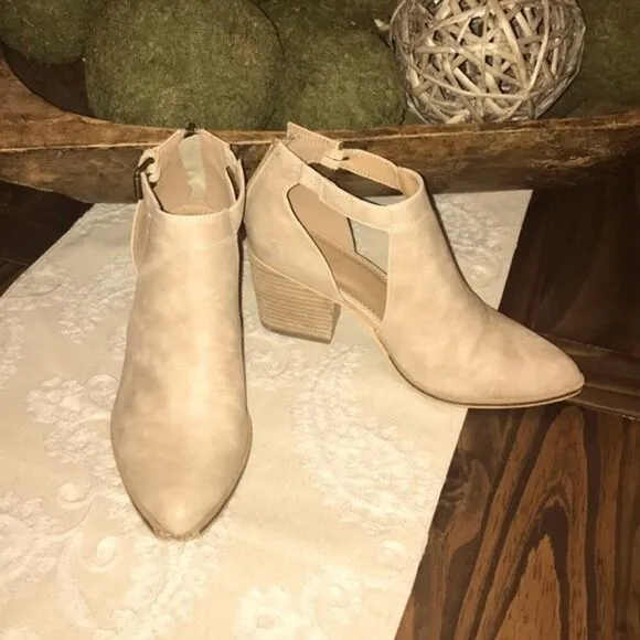 Catherine Malandrino Fimby Pointed Toe
