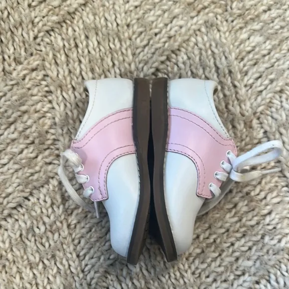 EEUC Footmates pink and white Oxford shoe size 5