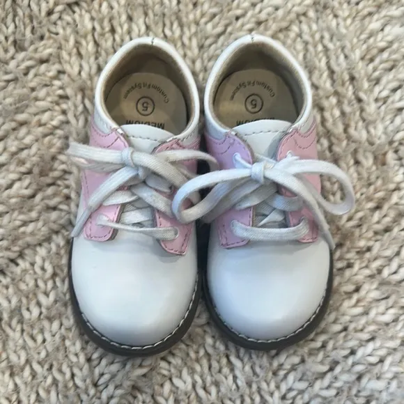 EEUC Footmates pink and white Oxford shoe size 5