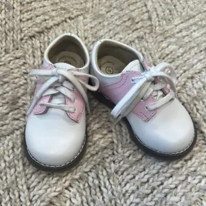 EEUC Footmates pink and white Oxford shoe size 5