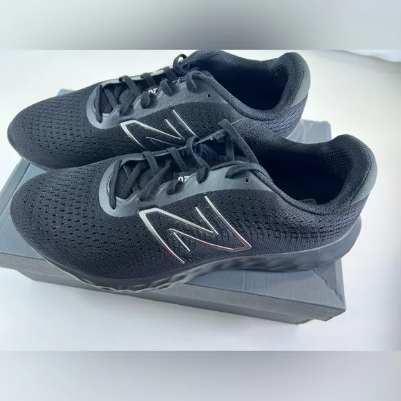 NEW BALANCE - Men's 520 V8 Running Shoe in the color Black/Black - Size:14 EUC