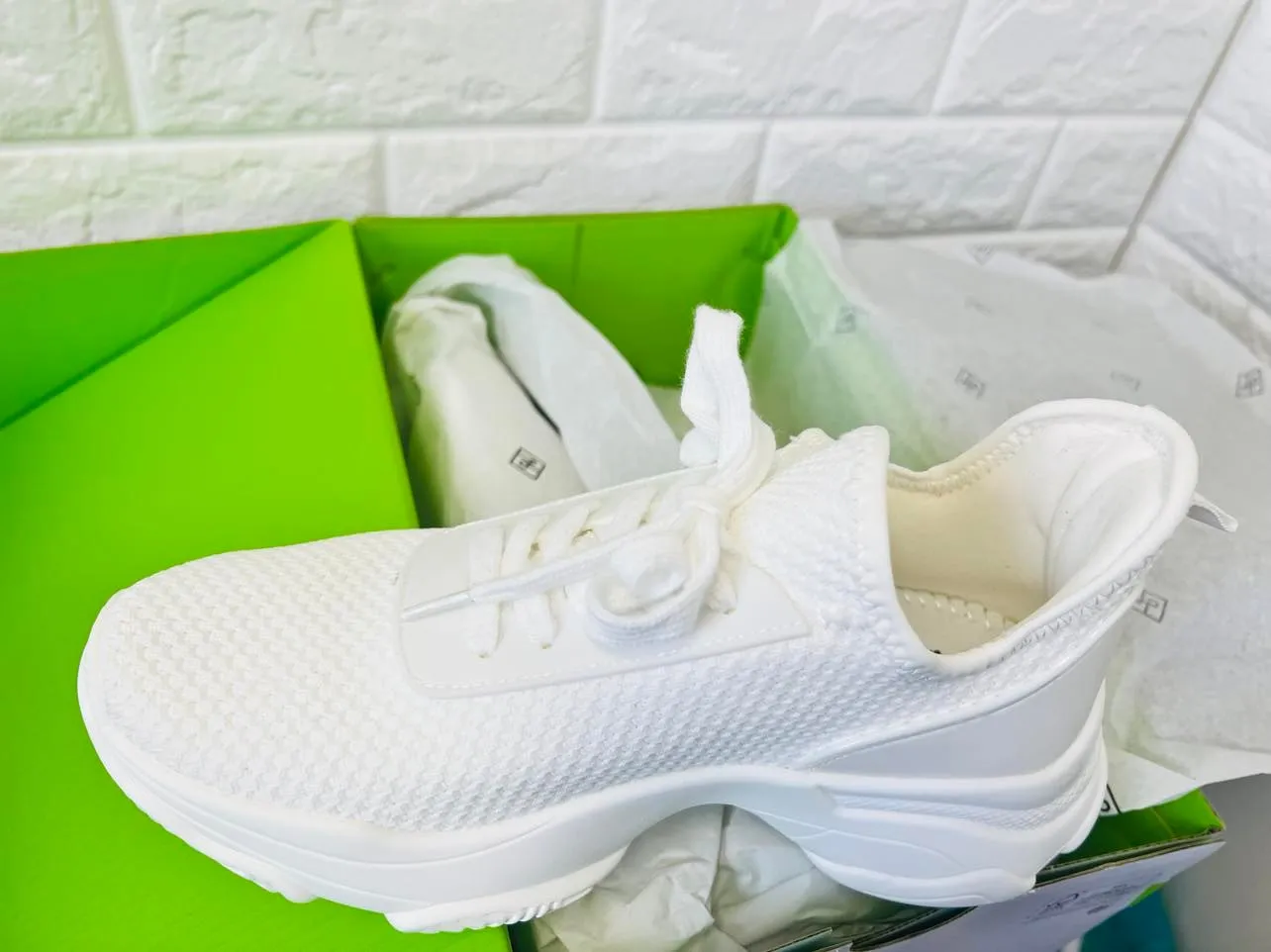 New in box! CALL IT SPRING Women's LEXXII Vegan Leather Sneaker, white, Sz 7! Soft backs make these easy to put on & off your feet!