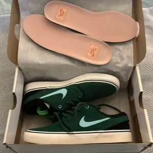 New still in box, never worn size 4 youth/ 5.5 woman’s Nike sb Janoski in green
