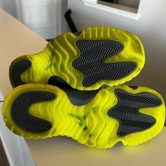 NIKE AIR JORDAN FUTURE - Dark Gray/Volt - REFLECTIVE - 7Y - Worn Once
