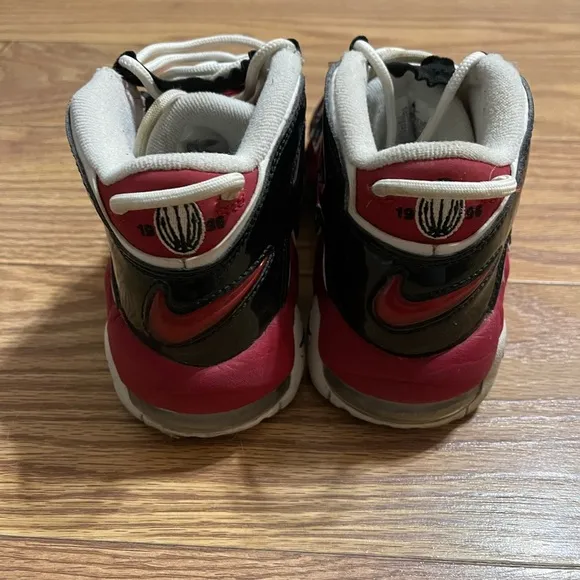 Nike Air More Uptempo Bulls Sneakers 4Y