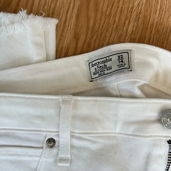 *NWT* Abercrombie &amp; Fitch White Denim Simone High Rise Ankle Jeans, Size 32