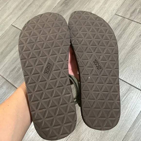 Teva Men’s Olive Green Adjustable Strap Leather insoles Handles size 11