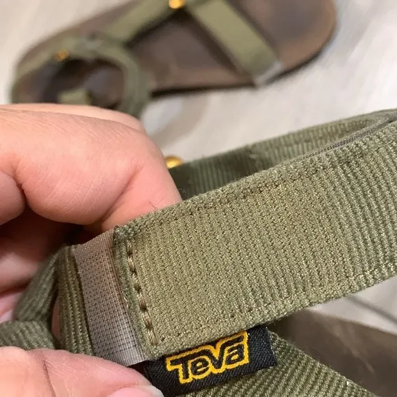 Teva Men’s Olive Green Adjustable Strap Leather insoles Handles size 11