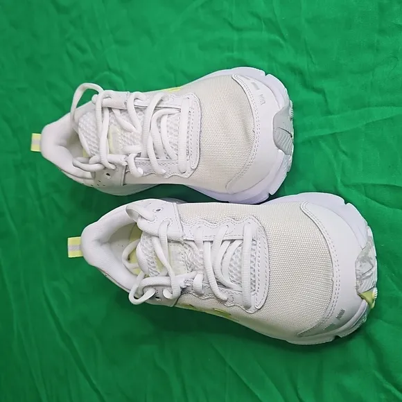 Under Armour W Charged Assert 10 Sneakers
