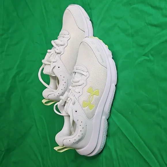 Under Armour W Charged Assert 10 Sneakers