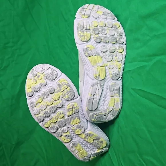 Under Armour W Charged Assert 10 Sneakers