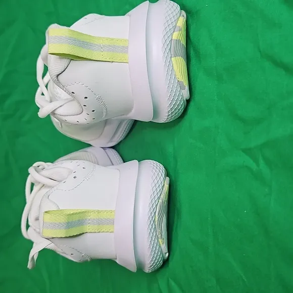Under Armour W Charged Assert 10 Sneakers