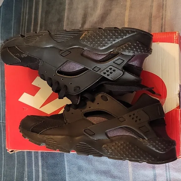 Used Nike Hurarache Run  black  size 7Y
