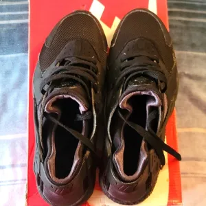 Used Nike Hurarache Run  black  size 7Y