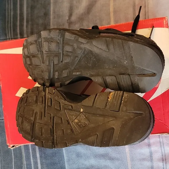 Used Nike Hurarache Run  black  size 7Y