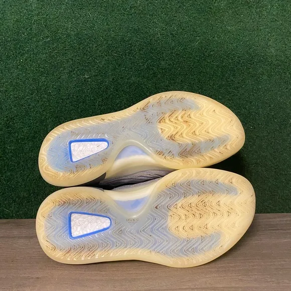 Yeezy QNTM ‘Mono Carbon’ Size 7.5