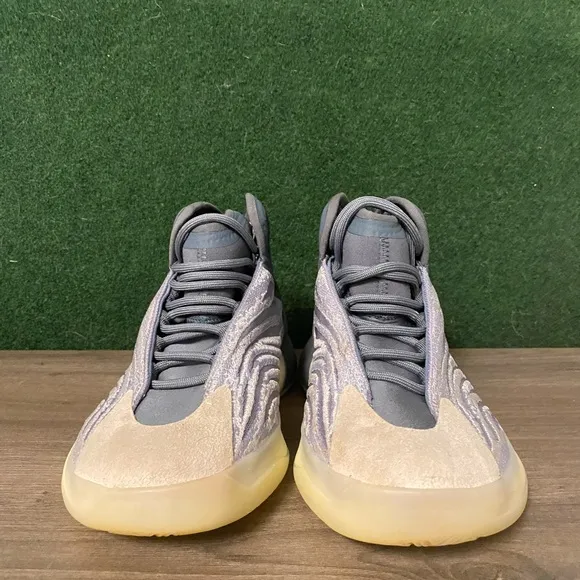 Yeezy QNTM ‘Mono Carbon’ Size 7.5